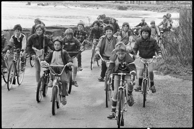 (Not Simon and pals; but close. A bunch of Wellington school kids cycling round the Eastbourne coast, 1983. Pic via National Library of New Zealand